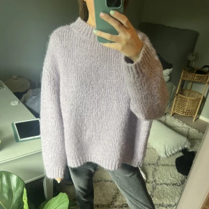 Lila stickad tröja  - Så fin lila stickad tröja, så varm och skön nu till vintern hösten💓