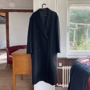 Lång ullkappa  - Pris kan diskuteras! Lång ullkappa från Massimo Dutti i storlek S (passar även en 36 om man vill ha den lite mer oversize). Inköpt för 200€ inför vintersäsongen 2021, men är väldigt sparsamt använd sedan dess så den är i fint skick!