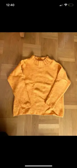 Mysig och jättefin gul tröja till hösten/vintern. Älskar färgen! Säljer då den är för kort i armarna för mig som är 176. 