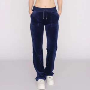 mörkblå juicy byxor i storlek XXS - Byxorna är i fint skick och väldigt lite använda! Skriv privat för fler bilder eller frågor💘