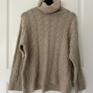 Stickad tröja - Jättefin stickad tröja från hm som bara har använts en gång, säljer pågrund av att jag inte fått någon användning av den, storlek XS men är stor i storleken så kan passa S och M också🤍 