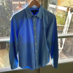 Skjorta från Ralph Lauren - Skjortan är i gott skick, inga fläckar eller skador.