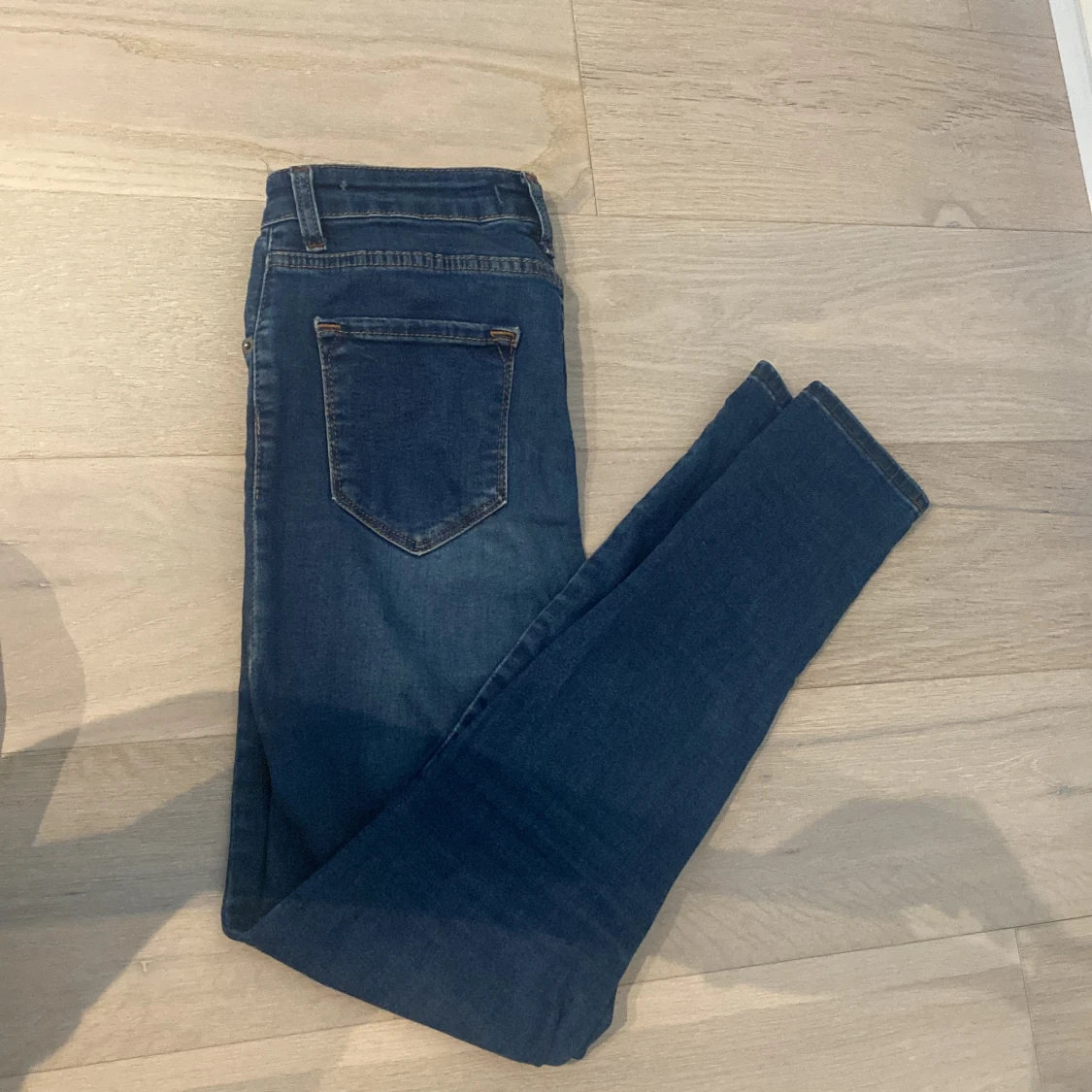 Mörk blå jeans