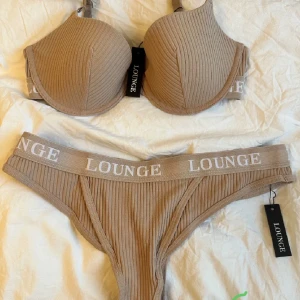Underkläder  - Underkläder ifrån lounge, storlek 75c men sitter mer som en 75b, och M på trosorna, inte använda 
