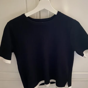 Tröja  - Kortärmad stickad tröja från zara, super snygg topp som passar till allt 