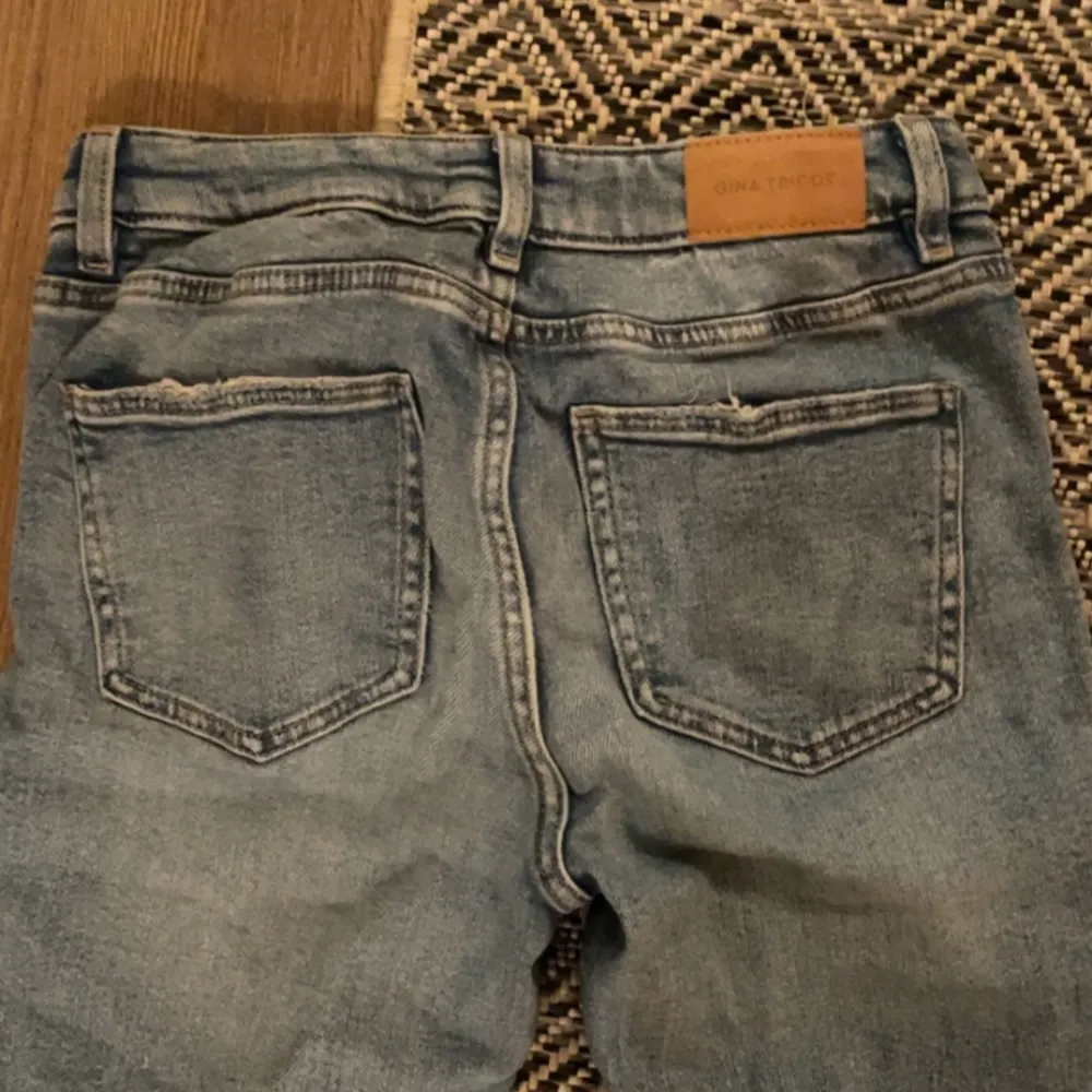 Lågmidjade bootcut jeans från Gina tricot Young i storlek 152, säljer pga att dem är för korta💕 Använda några gånger men har inga hål eller andra skador🥰. Jeans & Byxor.