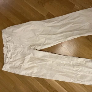Beiga manchesterbyxor  - Fina beiga/kräm-vita manchesterbyxor i fint skick! Nästan aldrig använda. 