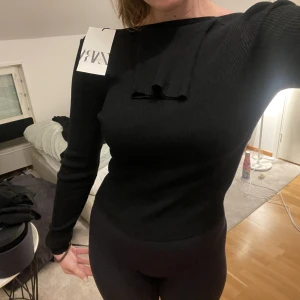 Svart polotröja - Jag säljer en svart polotröja med öppen rygg, oanvänd och alla lappar är kvar 🤝🏽 undvikt sätta på kragen för inte riskera fläck  