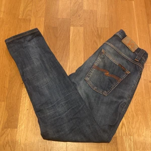 Nudie jeans - Riktigt feta nudie jeans i modellen grim trim. Storleken sitter normalt så den som har 29/32 passar i dessa byxor. Tveka inte att skriva för fler bilder eller liknande. Kan gå ne Ri pris vid en snabb affär!!