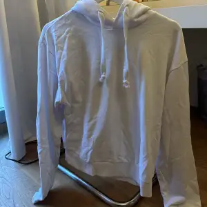 basic vit hoodie från na-kd, den är i storlek XS och sparsamt använd 
