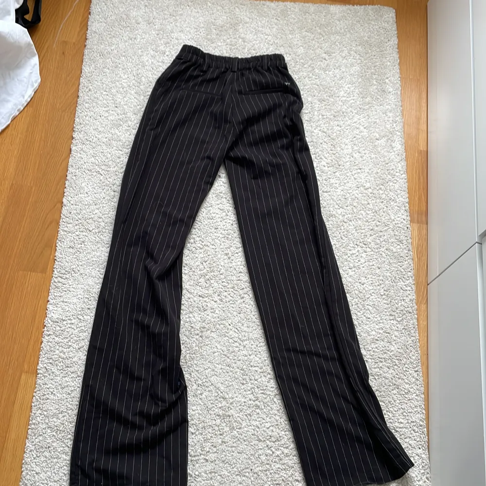 Svartrandiga kostymbyxor i storlek xs/xxs. Långa i benen och smal i midjan med fickor fram! . Jeans & Byxor.