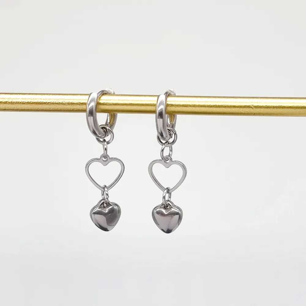 Handgjorda örhängen ● 💎Material- 100% rostfritt stål ●Örhängeskrokar -rostfritt stål. Längd -3,5cm [Frakt 15kr]. Accessoarer.