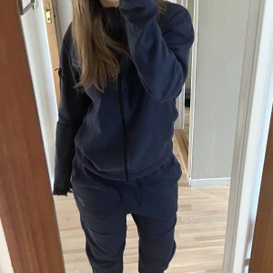 Blått Nike Tech set - Jag säljer mitt Nike Tech set på grund av att jag inte använder det längre men det är i bra skick!