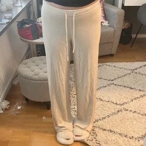 Zara - Super sköna och fina zara byxor som tyvärr inte kommer till användning så ofta. Dom är i en storlek M men skulle mer säga att de är en xs/s. Obs! Köparen står för frakten