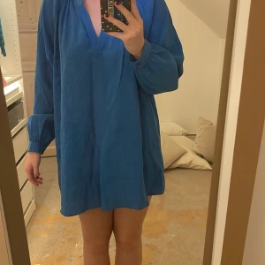 Blå klänning - Blå klänning från stockh LM. Nypris 600kr. Använd fåtal gånger, nyskick. Storlek M sitter som S/M