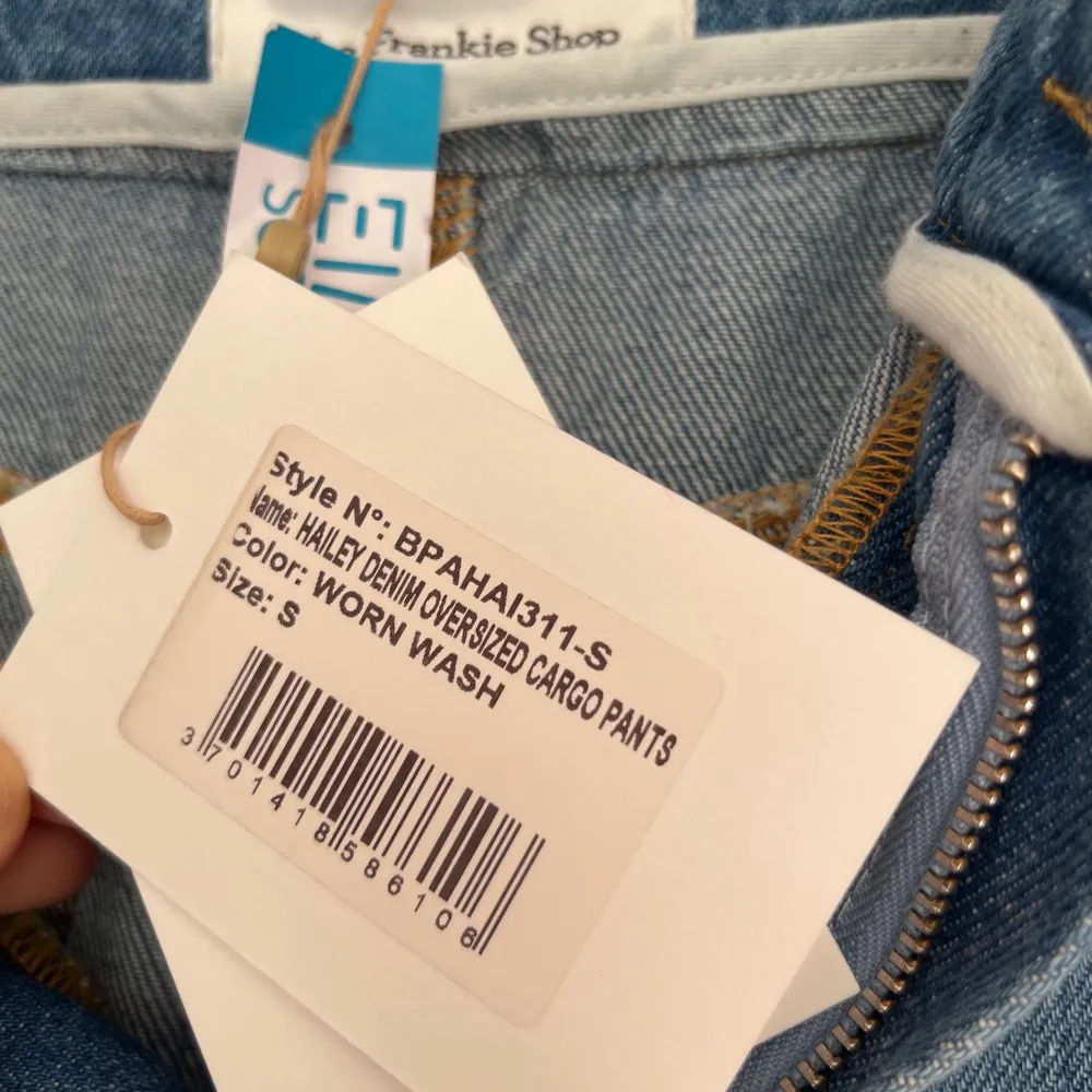 Jeans från The Frankie Shop. Helt ny, med prislapp kvar.  Storlek: Small Material: Denim. Jeans & Byxor.