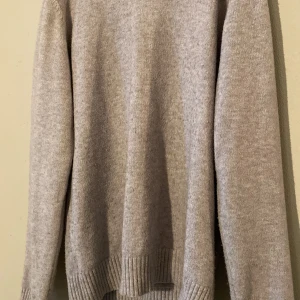 Stickad tröja - Väldigt fint skick! Nypris runt 250kr. Säljer samma i svart. Skriv för fler bilder/detaljer! (Säljer då jag vill bli av med plagg)💕