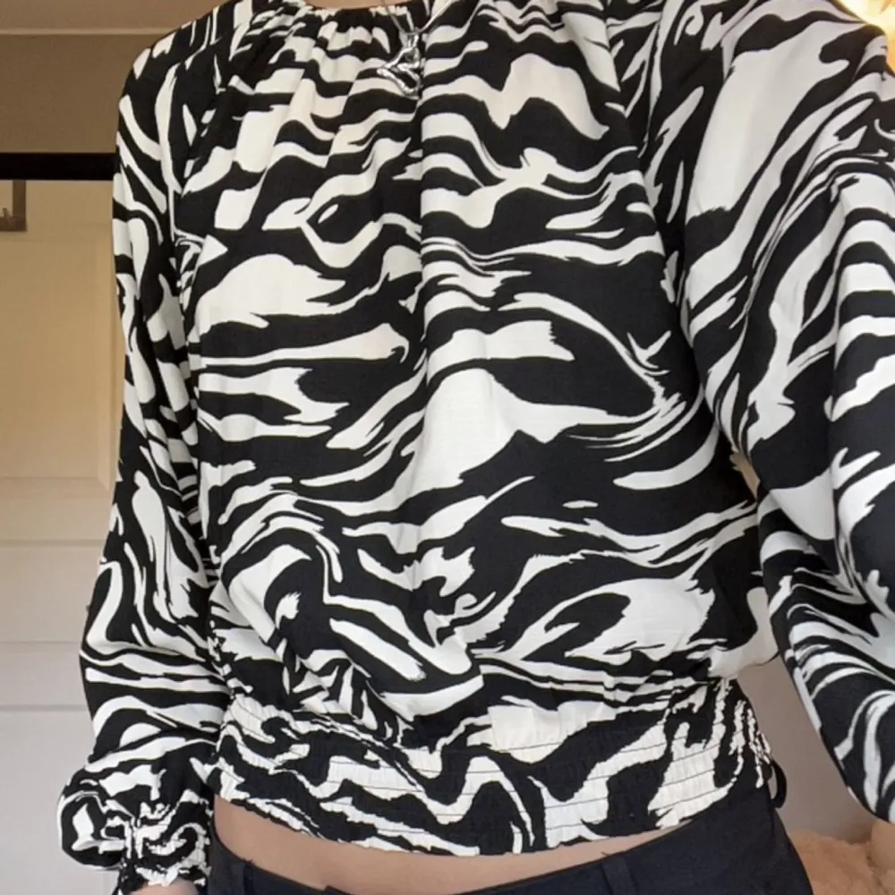 Slutsåld zebra mönstrad blus från HM som är i nyskick 💕. Blusar.