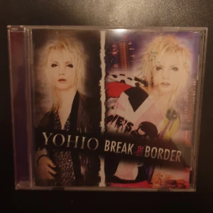 Yohio break the border cd  - Yohio break the border cd, fodralet har repor och någon enstaka spricka men inget som stör. Skivan spelar fint!☺️