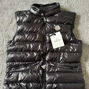 Säljer min moncler gui size 3 sitter som S/M. Säljes då den va för liten, Tags sitter kvar och nfc fungerar, AA kopia