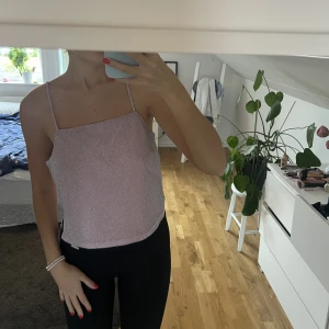 Glittrig rosa topp - Glittrig rosa topp från nakd 