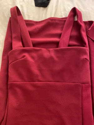 Balklänning  - Säljer min fina balklänning från Boohoo. Är 178cm och den går ner till marken och har en slits. Den sitter tajt men har ett stretchit material. Helt oanvänt och lappen sitter kvar. Hör av dig vid intresse!