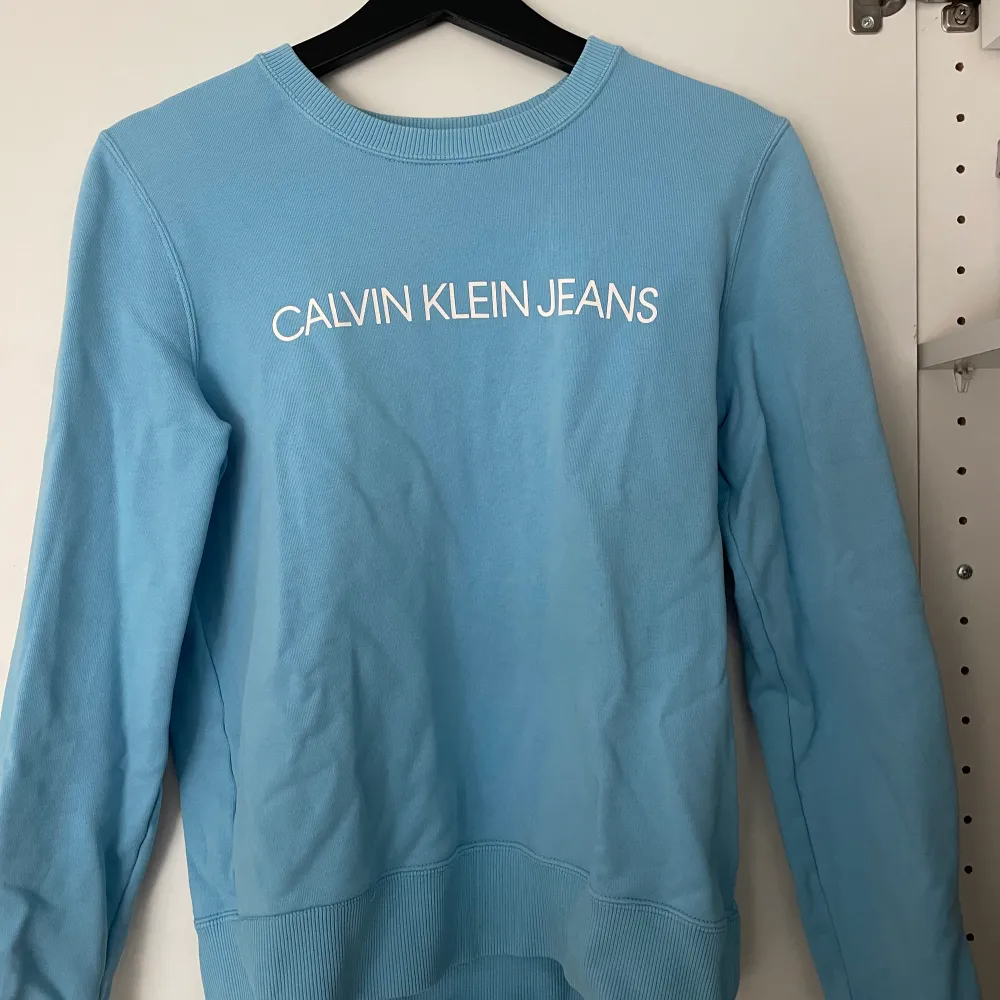 Jätte fin tröja från Calvin Klein, men kommer tyvärr inte till användning.. Tröjor & Koftor.