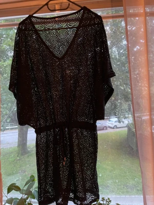 Lång tunika med snörning i midjan  - Fin svart tunika använd 1 gång så är som ny . Med snöre i midjan jätte fin passform 