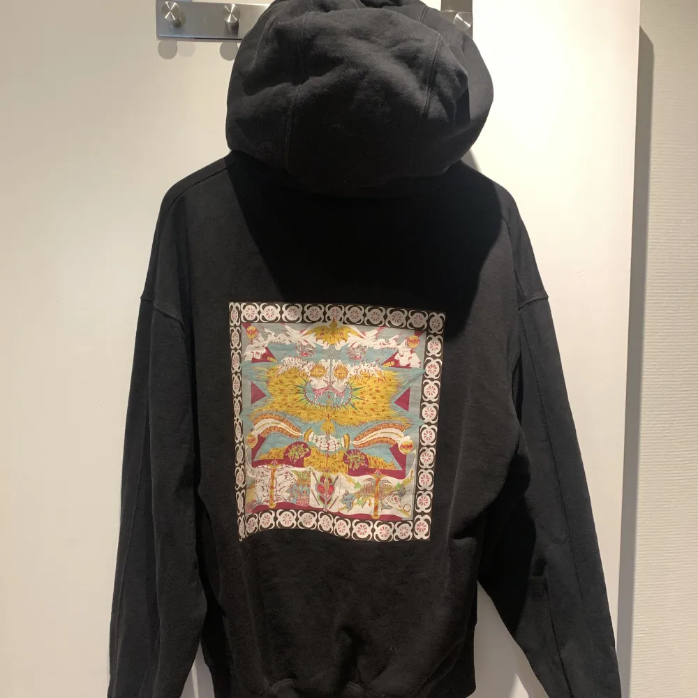 Fet hoodie som blivit för liten, ägt i 6 månader använt flertal gånger. Hoodies.