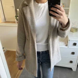 Bershka kappa - Säljer denna kappa från bershka som är perfekt nu till hösten, knappt använd. Hör av dig vid frågor⭐️🤍