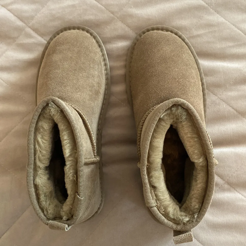 Ljusbruna ugg liknande skor i storlek 37, aldrig använda pga för små (inte äkta UGGs!) . Skor.