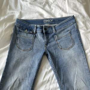 Lågmidjade bootcut jeans, vintage från Only 💕midja: 80cm i innerben: 79cm 