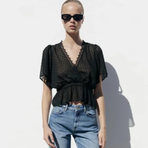 Topp från zara - Säljer denhär toppen från Zara, aldrig använd bara testad😊 originalpris 359kr finns inte längre på zara