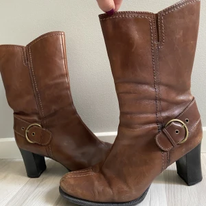 Läderboots  - Skriv för mer info eller bilder ❤️klacken är ca 6,5 cm hög 