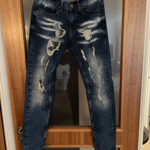 Jeans  - Jeans med mycket hål o sliten look men dom ska va så . Dom är i använt men fint skick 