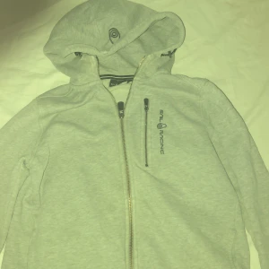 Grå sail racing zip hoodie - Säljer grå sail racing  zip hoodie. Köpte den för 1300kr. Jag har användt den några gånger. Den är storleken 160