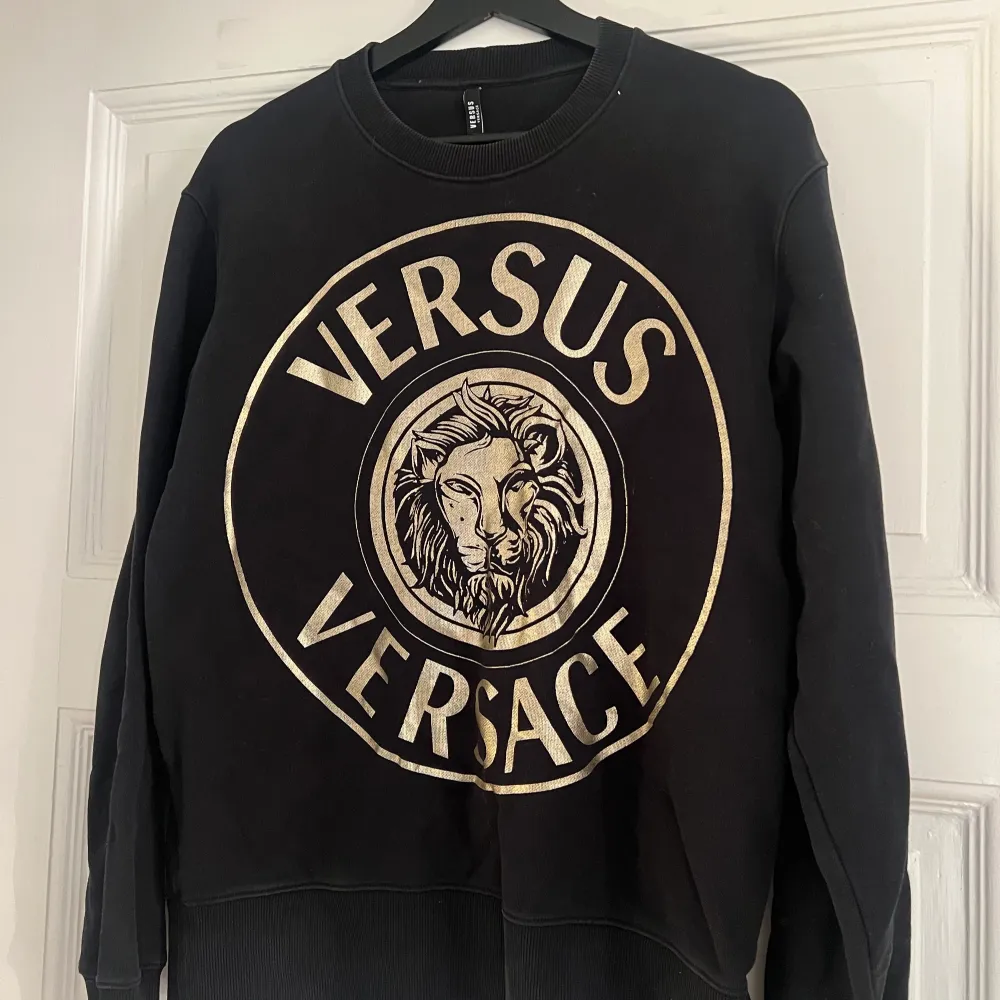 Versus Versace sweatshirt. Fick den av en kompis så vet inte den riktiga storleken. Jag har S i vanligt fall men skulle säga att den sitter som M/L. Tröjor & Koftor.