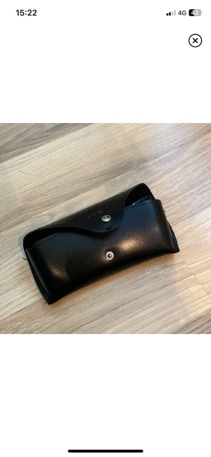 Solglasögon  - Aldrig använda, jätte fina och kan användas och skapa fina outfits med😊