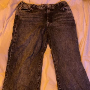 baggy gråa jeand - baggy gråa jeans ifrån superdry. Bara använda en gång då det inte är min stil. Köpta för 900kr på zalando.