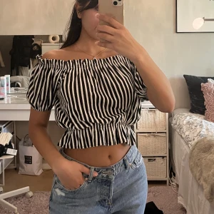  off shoulder topp - En svartvit off shoulder topp köpt från H&M med små ballongärmar. Jätte söt topp. Aldrig använd, helt nyskick. 