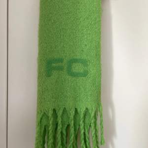 Stor limegrön halsduk från märket ”French Connection”. Använd enstak gång. Fint skick! Ord pris ca 699kr.