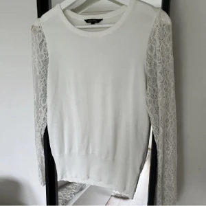 Vit spets tröja - Superfin långärmad i stretchigt material och spets armar, nyskick!!