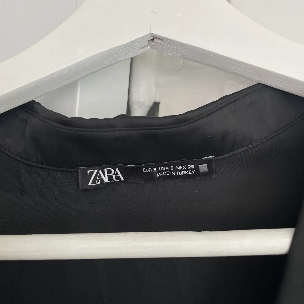 Svart silkes skjorta från Zara! Endast använd en gång så väldigt fint skick🤎. Skjortor.