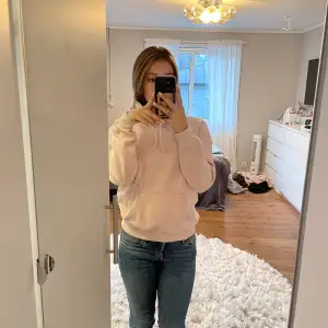 svart fläck på spegeln och inte på tröjan!🩷 skön rosa hoodie i strl S