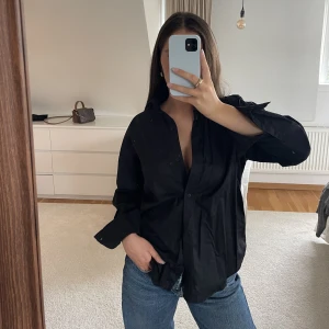 Svart skjorta - Svart skjorta från Pull&Bear, aldrig använd 💖