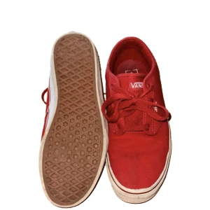 Röda Vans sneakers - Röda vans-skor i bra skick. De har lite slitningar baktill som syns på bilden och är kanske lite smutsiga. Storlek 38. Funkar unisex!