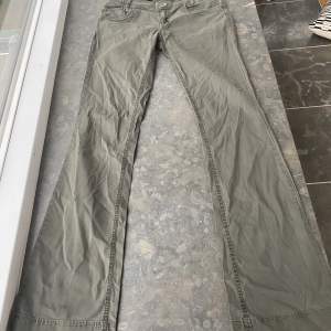 Snyggaste lågmidjade mörk gröna jeansen!!! Passar storlek 36 kanske 38 då de är rätt stretchiga midjemåttet är 39cm tvärsöver och inerbens längden är 84cm💗
