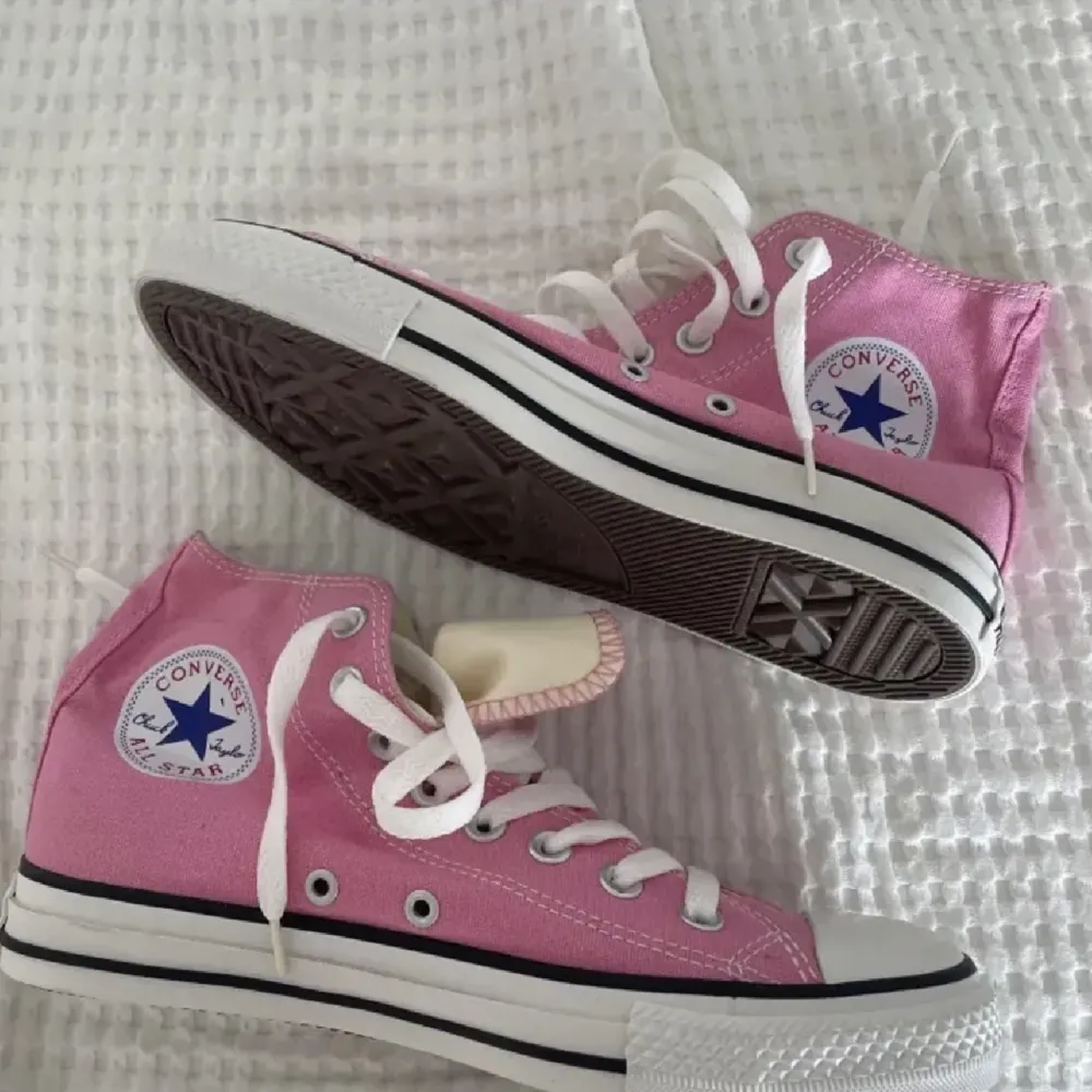 Säljer mina rosa Converse då de inte kommer till användning, mycket bra skick. Storlek 39, skriv privat för bilder. Skor.