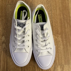 Vita Converse - Helt nya och oanvända vita Converse i storlek 36. Finns att hämta i Eskilstuna annars står köparen för frakten. 