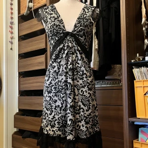 klänning  - cool festklänning med häftigt mönster och spets detaljer, kan knytas i bak och är stretchig